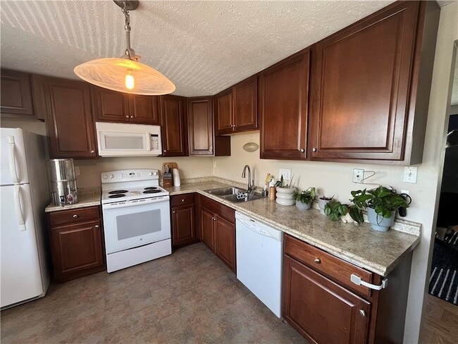 Building Photo - 3000 Ridge Rd