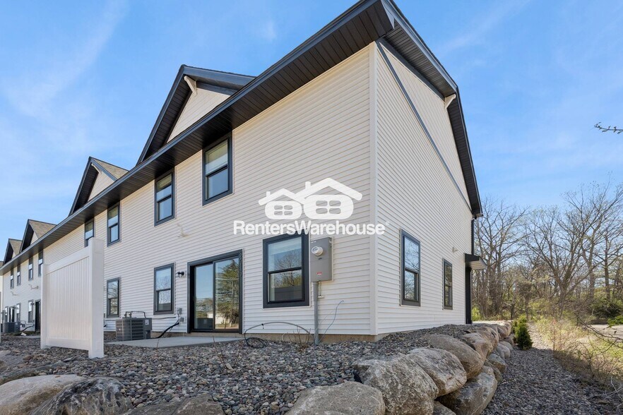 Building Photo - 3415 Douglas Dr N
