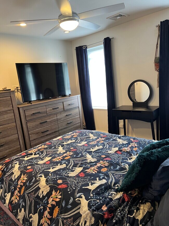 Building Photo - 2340 E Boston St