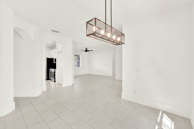 Building Photo - RENOVATED 5 BEDROOM FENCED IN, GOLF FRONTA...