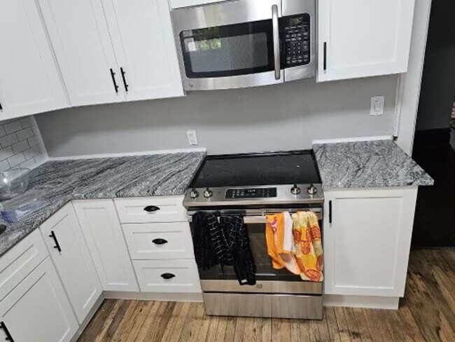 Building Photo - Large Brick 7 bedroom home. email Amber@os...