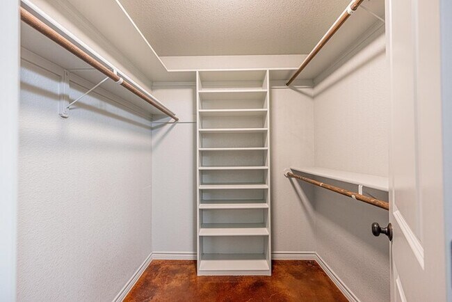 Building Photo - 3 bed 2 bath home with 2 car garage!