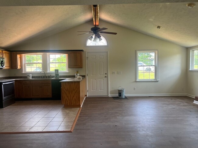 Building Photo - Very Nice 4 bedroom near Tri Cities Airpor...
