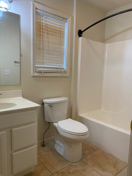 Full 2nd Bathroom - 1205 Pinewood Dr