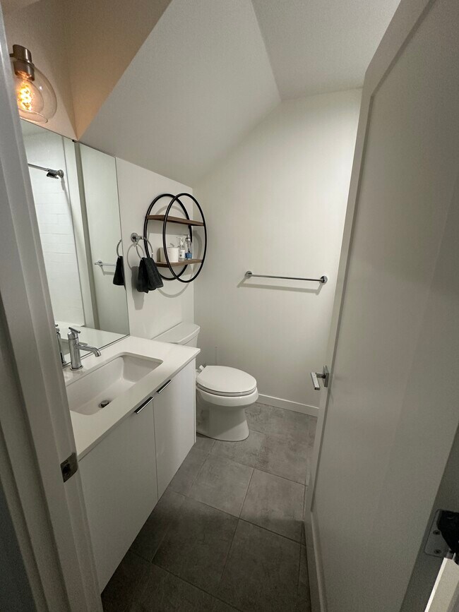 Building Photo - Capitol Hill Townhome