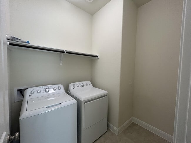 Building Photo - 3005 Zelma Dr
