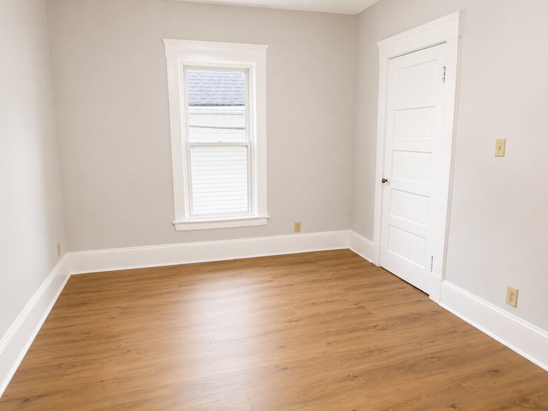 Building Photo - 7917 Linwood Ave