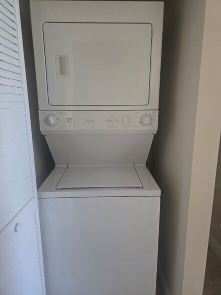 Building Photo - 230 SE 29th Ave