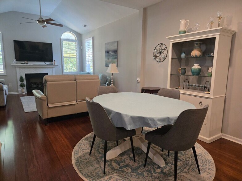 Building Photo - 809 Ledgestone Ct