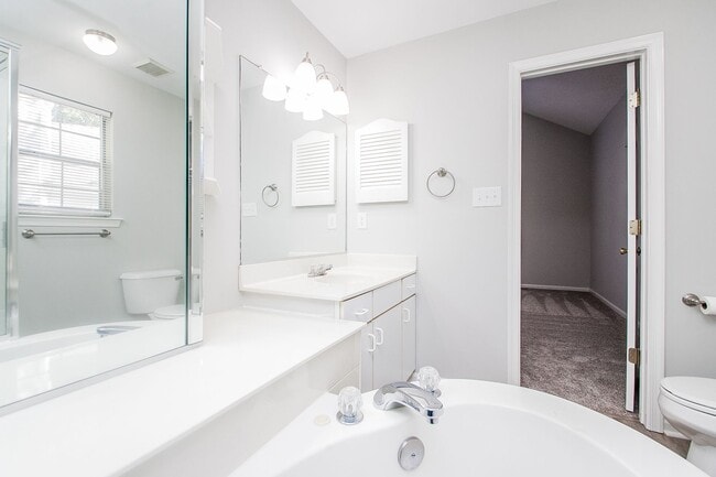 Building Photo - 2 Bedroom 2.5 Bathrooms in South Chesapeake