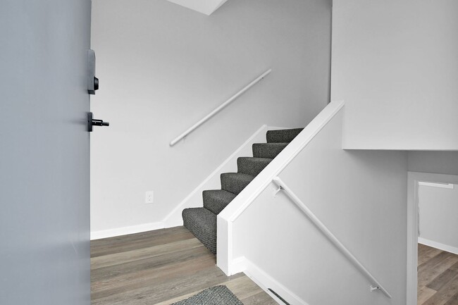 Building Photo - Freshly Renovated Duplex. Upstairs and Downstairs Units Available Now. Schedule a Schedule Today!