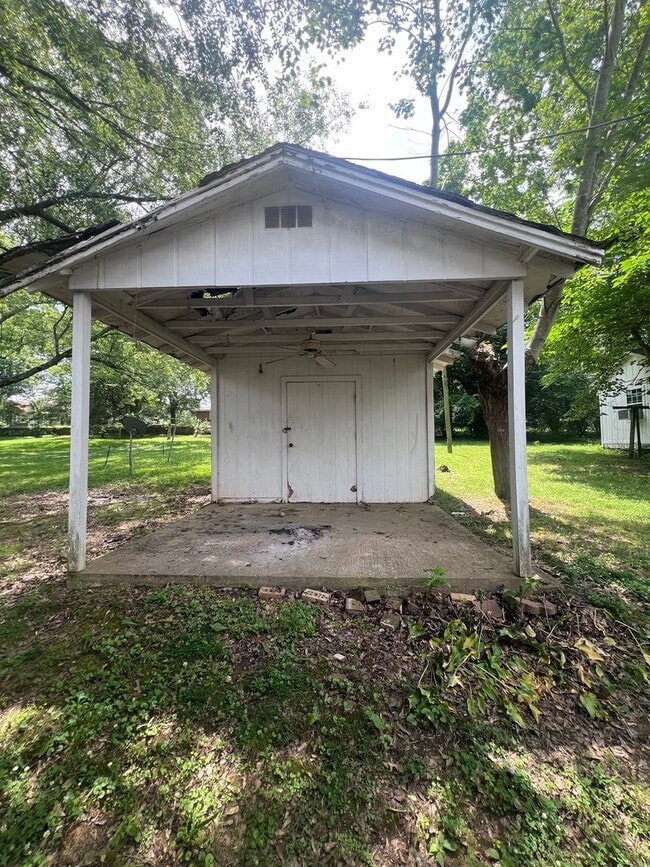 Building Photo - 1305 W Vine Ave