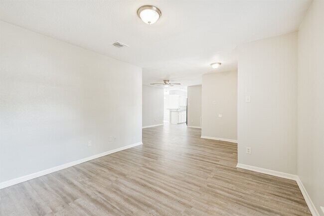 Building Photo - 2714 Foliage Green Dr