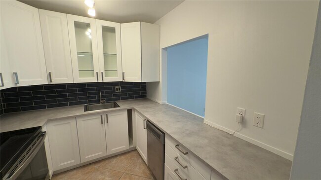 Building Photo - 251 S Cypress Rd