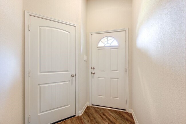 Building Photo - 14469 Sugar Pines Dr