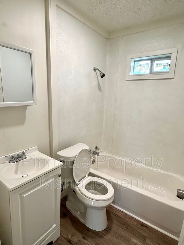 Building Photo - 717 E Harris Ave