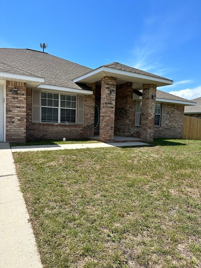 Building Photo - Large 4 bed / 3 bath home minutes from Nav...