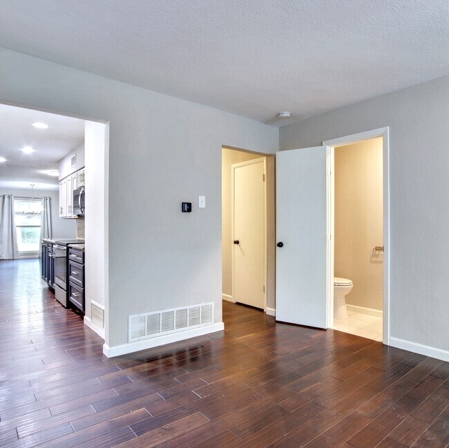 Building Photo - 1520 Sunnybrook Dr