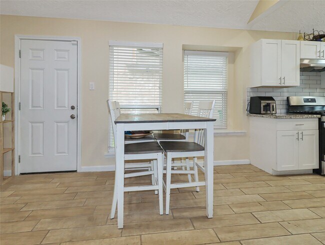 Building Photo - 5622 Lycomb Dr