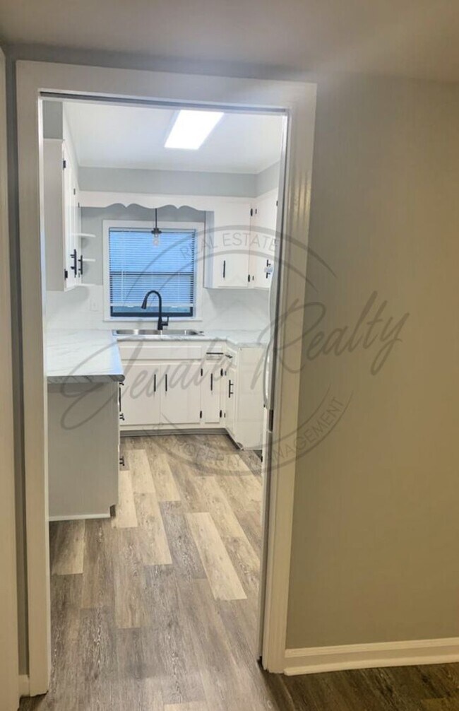 Building Photo - Spacious 3BR/1BA Lower-Level Apartment wit...