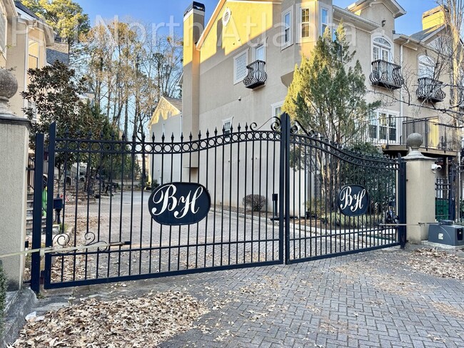 Building Photo - Gated Townhome!