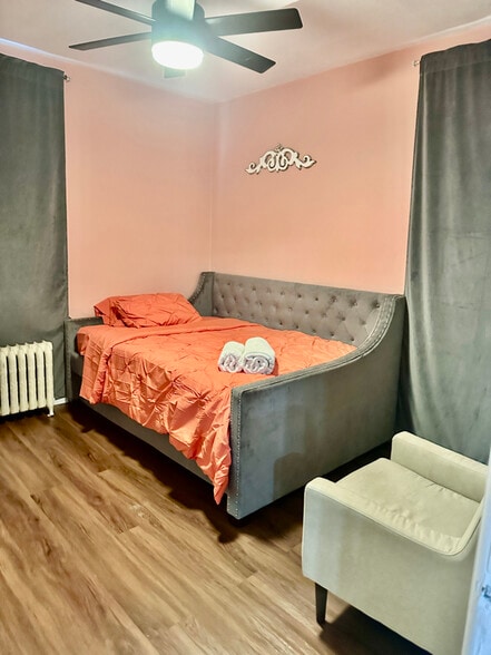 Building Photo - 676 Hampden St