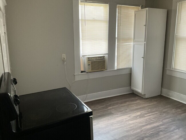 Building Photo - Application Special - South Side One Bedroom Apartment for Rent
