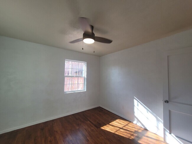 Building Photo - Ready to View!!