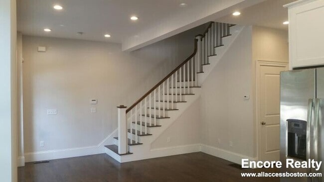 Building Photo - 2044 Beacon St