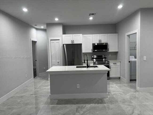 Building Photo - 5517 Ponce De Leon Blvd