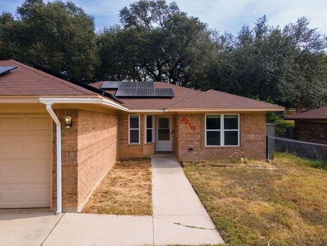 Building Photo - Cute & Cozy 3 Bdrm 2 Bath
