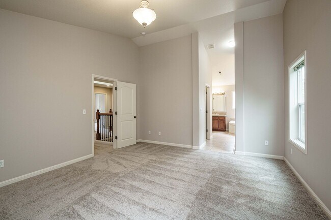 Building Photo - $500 Move In Special  4 Bedroom 2.5 Bath New Carpet and Fresh Paint