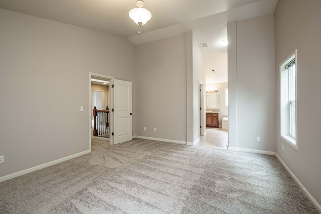 Building Photo - $500 Move In Special NO APPLICATION FEE 4 ...