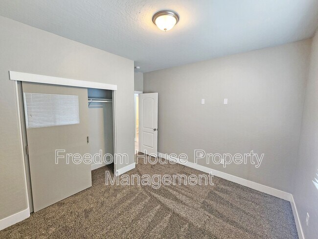 Building Photo - 1111 Sixshooter Ave