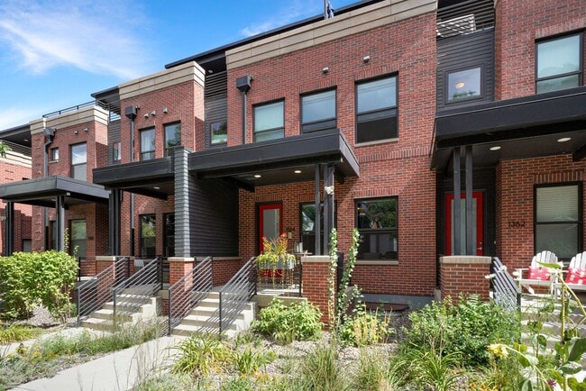 Building Photo - 1364 Vine St