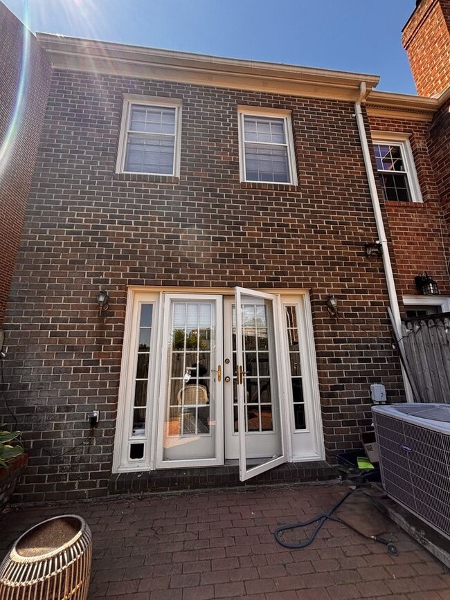 Building Photo - 211 Oronoco St