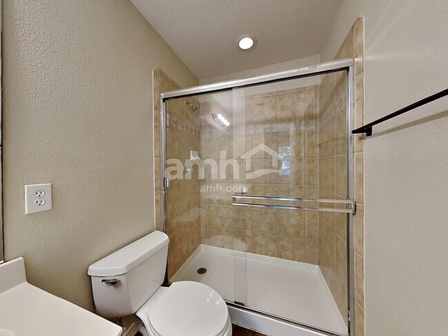 Building Photo - 6905 Planters Row Dr