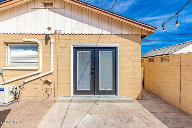 Building Photo - 2402 W Weldon Ave