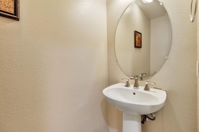 Building Photo - 3162 Silverland Dr
