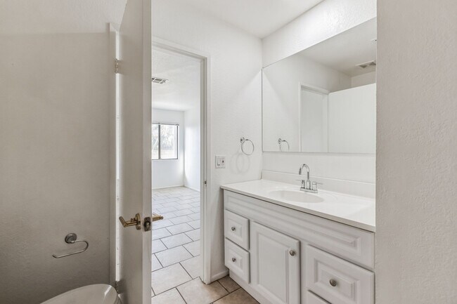 Building Photo - 78683 Ave 42