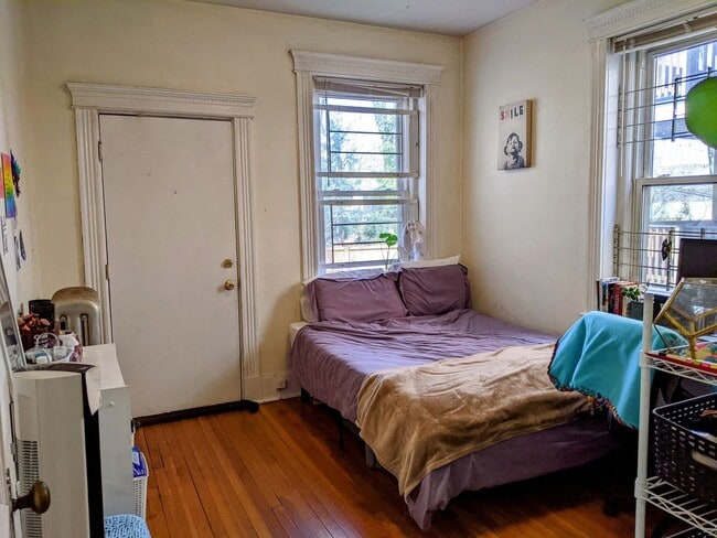 Building Photo - Amazing 3 bed in Coolidge Corner...