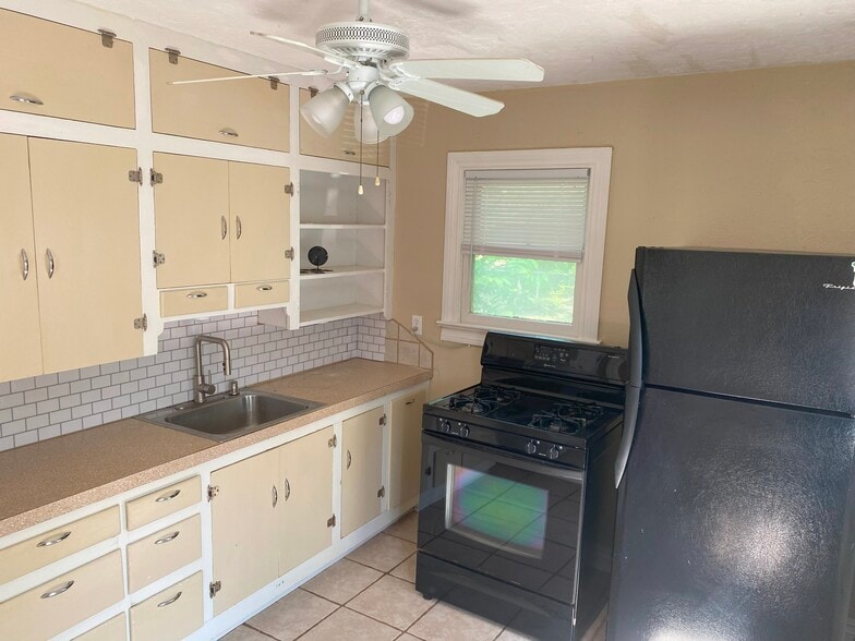 Building Photo - 325 E Duffy St