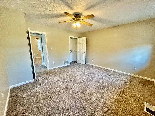 Building Photo - Cozy 2 Bed, 1.5 Bath in Lexington!