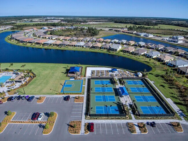 Building Photo - 2 bedroom, 2 bathroom attached villa home in Islandwalk!