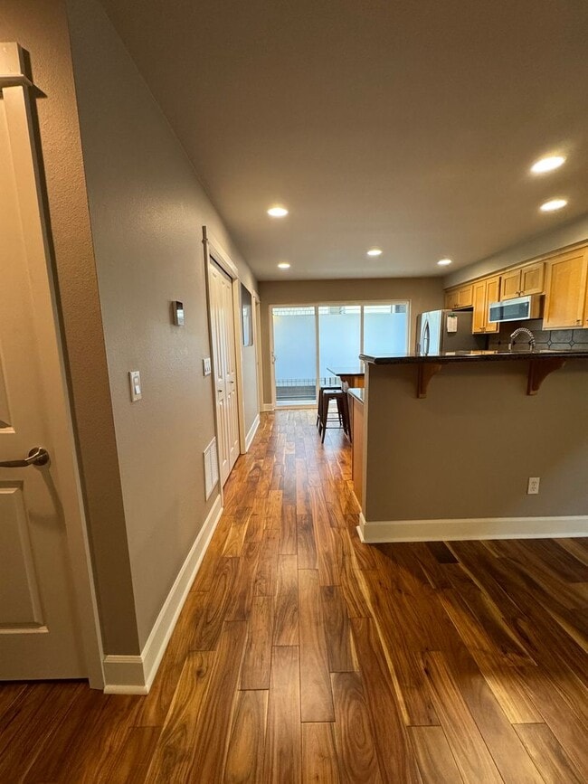 Building Photo - Amazing 2Bed/2.5 Bath Townhome in West Seattle!
