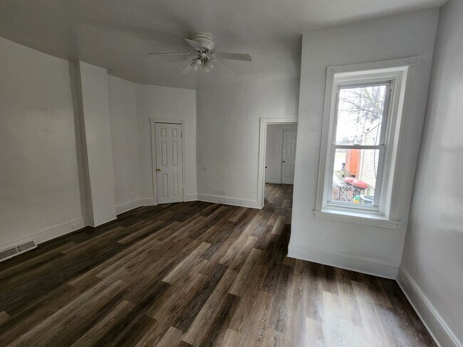 Building Photo - 834 E 17th St