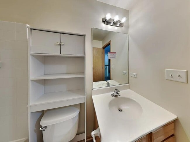 Building Photo - 1710 Stonegate Dr