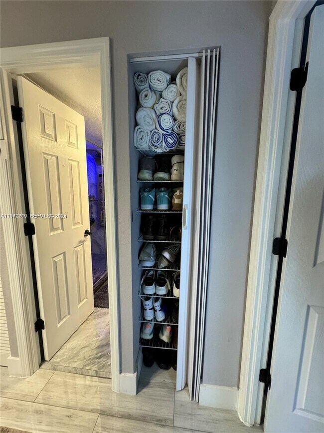 Building Photo - 3870 W 8th Ln