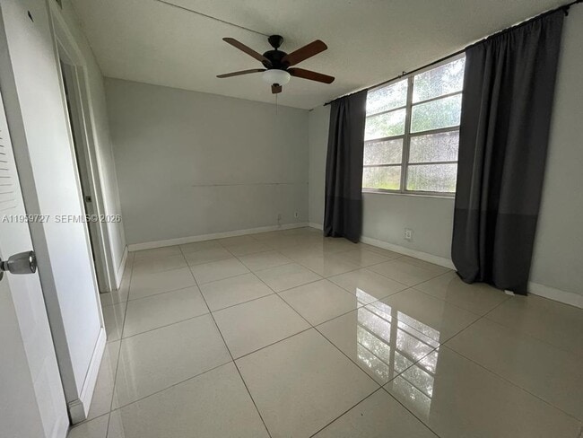 Building Photo - 960 NW 80th Ave