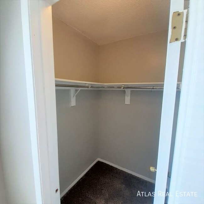 Building Photo - Beautiful NEWLY RENOVATED 2 bedroom in the...